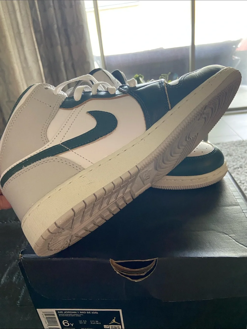 Nike Air Jordan 1 Mid YOUTH Sneakers - White & Teal